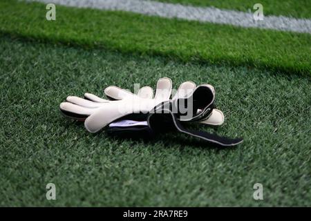 Saint-Pétersbourg, Russie. 01st juillet 2023. Des gants de gardien de but sont posés sur l'herbe lors du match de football de la coupe Premier du pari entre Zenit Saint-Pétersbourg et Neftci Baku à l'arène Gazprom. L'équipe du Zenit FC a gagné contre Neftci Baku avec un score final de 3:1. Crédit : SOPA Images Limited/Alamy Live News Banque D'Images