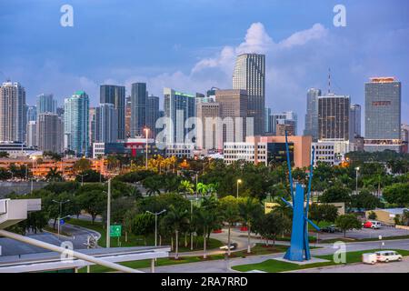 Miami, Floride, États-Unis vue sur la ville au crépuscule. Banque D'Images