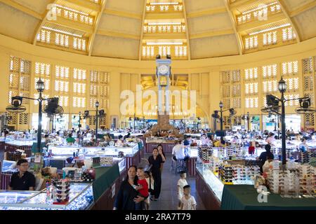 Intérieur du marché central de Phnom Penh. Ouvert en 1937, le marché est construit dans le style art déco français. Autrefois connue sous le nom de « Perle de l'Orient » en raison de son architecture de style français, Phnom Penh, la capitale du Cambodge, subit une transformation rapide. Alimentée principalement par les investissements chinois, Phnom Penh connaît aujourd'hui une poussée de nouveaux développements, qui à son tour a entraîné la perte d'une grande partie de son patrimoine architectural. Banque D'Images