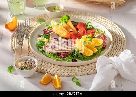 Salade maison servie avec de la limonade en été. Salade servie avec une limonade dans le jardin des sumnmer. Banque D'Images
