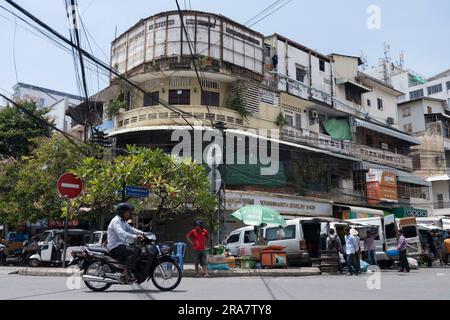 Phnom Penh, Cambodge. 27th juin 2023. Un motocycliste passe devant les appartements de style Art déco dans le centre de Phnom Penh. Autrefois connue sous le nom de « Perle de l'Orient » en raison de son architecture de style français, Phnom Penh, la capitale du Cambodge, subit une transformation rapide. Alimentée principalement par les investissements chinois, Phnom Penh connaît aujourd'hui une poussée de nouveaux développements, qui à son tour a entraîné la perte d'une grande partie de son patrimoine architectural. (Photo d'Oliver Raw/SOPA Images/Sipa USA) crédit: SIPA USA/Alay Live News Banque D'Images