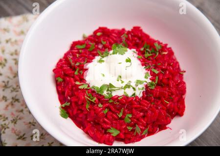 Risotto à la betterave, un plat italien vibrant et savoureux à base de riz Arborio crémeux et de betteraves fraîches Banque D'Images