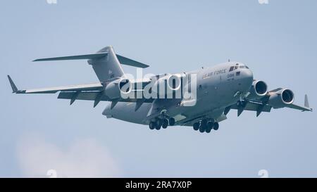 L'énorme cargo prend le ciel. Banque D'Images
