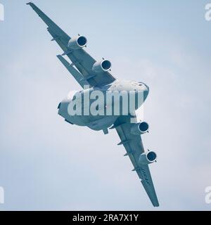 L'énorme cargo prend le ciel. Banque D'Images