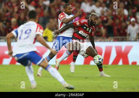 1st juillet 2023: Stade Maracana, Rio de Janeiro, Brésil: Campeonato Brasileiro football, Flamengo versus Fortaleza; Gerson of Flamengo challenges Tinga of Fortaleza crédit: Action plus Sports Images/Alamy Live News Banque D'Images