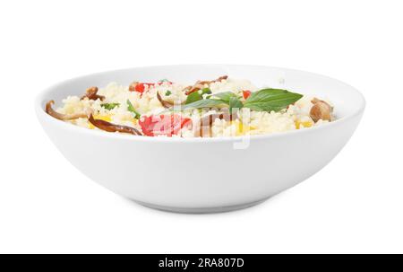 Bol de couscous délicieux avec champignons, légumes et basilic isolés sur blanc Banque D'Images