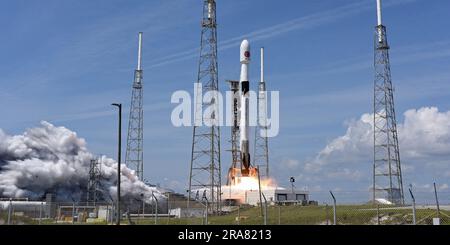 Une fusée SpaceX Falcon 9 lance le satellite Euclid pour l'Agence spatiale européenne à 11 h 12 du complexe 40 à la station de la Force spatiale du Cap Canaveral, en Floride, le samedi Jul1 1, 2023. Euclid se compose d'un télescope et d'une paire d'instruments scientifiques pour créer une carte 3D de l'univers. Photo de Joe Marino/UPI crédit: UPI/Alay Live News Banque D'Images