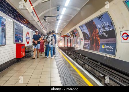 Métro de Londres, un train arrive dans la station de métro Shepherds Busd sur la ligne centrale. Banque D'Images