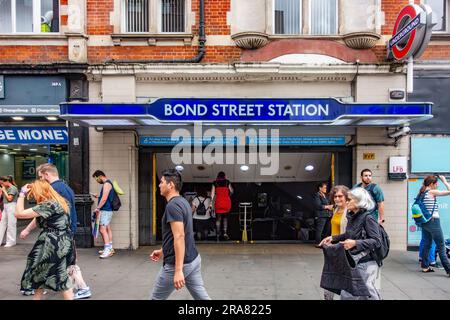 Entrée à la station de métro Bond Street London depuis Oxford Street à Londres, Royaume-Uni Banque D'Images