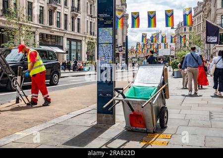 Un nettoyeur de rue ramasse les déchets sur Regent Street qui est fermée à la circulation pour l'événement London Pride le 1 juillet 2023 Banque D'Images