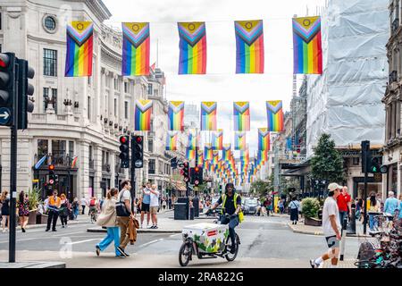 Regent Street à Londres fermé à la circulation et décoré avec des drapeaux pour London Pride 2023 Banque D'Images