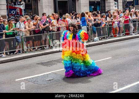 Un participant à l'événement annuel London Pride le 1st juillet 2023 sur Piccadilly à Londres portant une robe et une couronne arc-en-ciel aux couleurs vives Banque D'Images