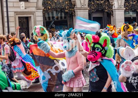 Les participants à l'événement annuel London Pride le 1st juillet 2023 sur Piccadilly à Londres march portant des costumes d'animaux aux couleurs vives. Banque D'Images