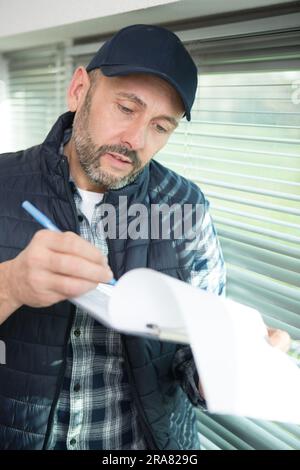 livreur dans un porte-stylo de maintien uniforme Banque D'Images