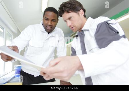 deux peintres masculins au travail Banque D'Images