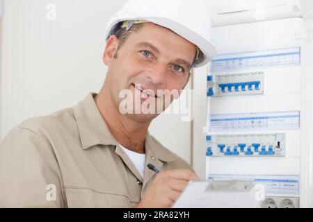 le constructeur mâle allume la platine de fusibles Banque D'Images