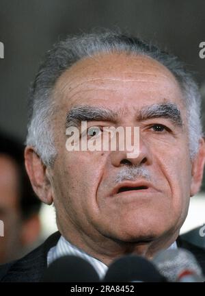 WASHINGTON DC - le 28 NOVEMBRE 1983 le Premier ministre israélien Yitzhak Shamir s'entretient avec des reporters dans l'allée ouest de la Maison Blanche après le premier des deux jours de rencontre avec le président américain Ronald Reagan dans le Bureau ovale Banque D'Images