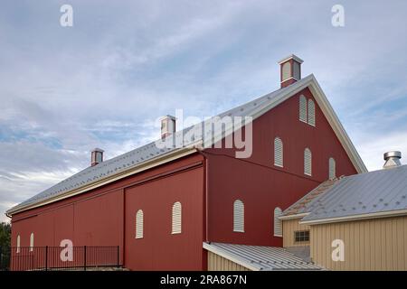 Grande grange rouge traditionnelle, récemment rénovée, au Claggett Center à Adamstown, Maryland, Etats-Unis. Banque D'Images