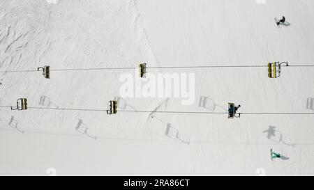 Vue aérienne de la station de ski de Livigno en Lombardie, Italie. Télésièges, téléskis, télécabines de télécabines en mouvement. Vue de dessus Banque D'Images