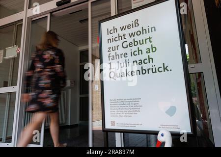 Ankum, Allemagne. 27th juin 2023. 'Je ne sais pas où aller pour donner naissance je vais à Quakenbrück de 1 juillet' est écrit sur un panneau à l'entrée de Marienhospital Ankum-Bersenbrück. L'hôpital est le premier centre régional de santé (RGZ) en Basse-Saxe. (À dpa 'le service repose sur les centres de santé régionaux de la région') Credit: Friso Gentsch/dpa/Alay Live News Banque D'Images