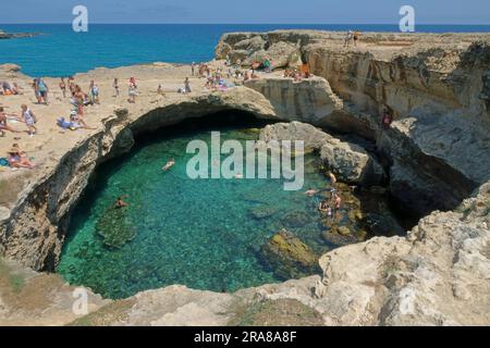 Lecce, Italie / 8 juin 2023: La grotte de Poésie (ou grotte de Poésie), piscine d'eau de mer naturelle, est montrée pendant la journée. Banque D'Images