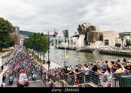 Bilbao, Espagne. 01st juillet 2023. Photo par Alex Whitehead/SWpix.com - 01/07/2023 - Cyclisme - 2023 Tour de France - Stage 1 Grand départ: Bilbao à Bilbao (182km) - le peloton passe devant le musée Guggenheim à Bilbao au début de la première étape. Credit: SWpix / Alamy Live News Banque D'Images