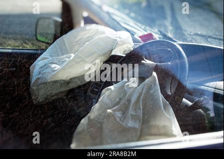 Les airbags ont été déployés après un accident de voiture, ils aident à sauver des vies. Banque D'Images