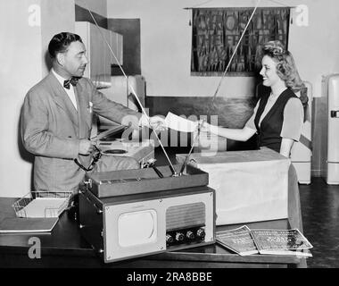 Pi. Worth, Texas 1950 Une femme heureuse a son nouveau Crowsley Suitcase TV 7 livré à sa maison. Banque D'Images