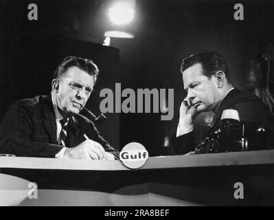 New York, New York: 1968 NBC news anchormen Chet Huntley (à gauche) et David Brinkley qui couvriront les conventions républicaines et démocrates cette année. Huntley et Brinkley ont couvert toutes les conventions politiques nationales depuis 1956, et pour la première fois cette année, elles seront diffusées en couleur. Banque D'Images