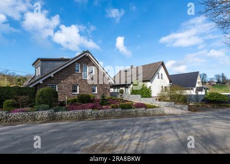 Hattingen, Allemagne - 10 avril 2022: Un village allemand pittoresque près de Hattingen en Rhénanie-du-Nord-Westphalie avec beaucoup de végétation au printemps. Banque D'Images