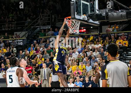 Edmonton, Canada. 29th juin 2023. Le Geoffrey James (G) d'Edmonton Stinger's (26) remonte au milieu en 2023 contre les étoiles de tir de Scarborough. Score final; Scarborough Shooting Stars 91:89 Edmonton Stingers Credit: SOPA Images Limited/Alay Live News Banque D'Images