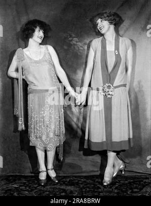 New York, New York : 1925. Scènes et films silencieux actrices à l'Hôtel Astor. Francine Larrimore et Sigrid Holmquist se tiennent au célèbre bal annuel de l'équité tenu à New York. Banque D'Images