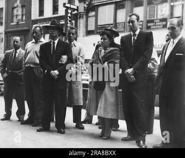 New York, New York: Octobre 1955 piétons regardant la télévision dans une fenêtre de magasin sur W. 46th Street. Banque D'Images