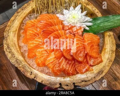 Le sashimi est le plat national japonais. Contient de nombreux types de chair de poisson comme le saumon. Banque D'Images