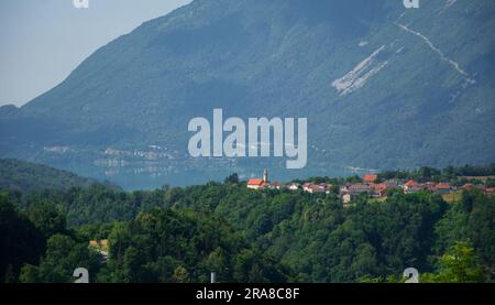 Lac Santa Croce à Belluno vu des montagnes de l'Alpago Banque D'Images