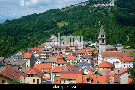 Le splendide Lamosano sur les montagnes Alpago dans la province de Belluno en Vénétie Italie Banque D'Images