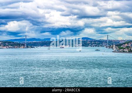 Pont Bosphore Strait Waterway Ships Istanbul Turquie. Le pont relie l'Europe sur la gauche à l'Asie sur la droite. Le détroit relie la Méditerranée à Blac Banque D'Images