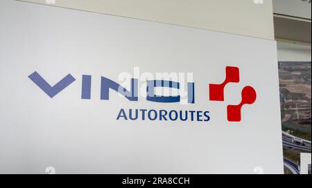 Bordeaux , France - 06 27 2023 : Vinci autoroutes logo marque et texte de l'enseigne sur panneau concessions routières françaises et entreprise de construction france Highwa Banque D'Images