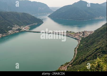 Vue panoramique aérienne, depuis le sommet de la montagne de San Salvatore, sur le lac de Lugano et ses environs, en Suisse Banque D'Images