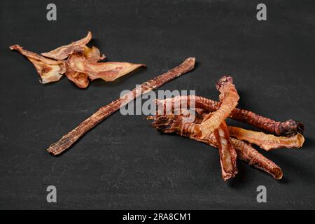 Assortiment de gâteries séchées naturelles pour chiens. Produits à base de viande séchée pour chiens Banque D'Images