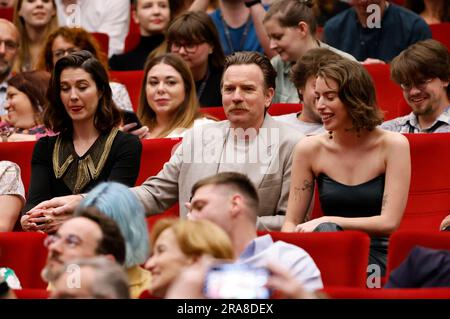 Mary Elizabeth Walplace, Ewan McGregor und Clara Mathilde McGregor beim Tribute screening des Kinofilm 'You Sing Loud, I Sing Louderd' auf dem 57. Internationalen Filmfestival Karlovy Vary 2023 im Hotel Thermal. Karlsbad, 01.07.2023 Banque D'Images
