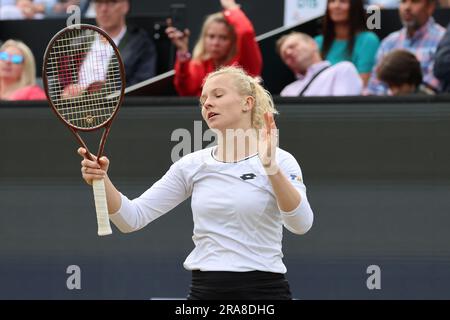 Bad Homburg, Allemagne. 01st juillet 2023. Tennis: WTA Tour, célibataires, femmes, finale, Bronzetti (ITA) - Siniakova (CZE). Katerina Siniakova gestes. Credit: Jörg Halisch/dpa/Alamy Live News Banque D'Images