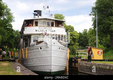 Motala, Suède - 27 juin 2023: Le bateau d'excursion sur le canal Wilhelm Tham à l'écluse du canal de Gota à Motala. Banque D'Images