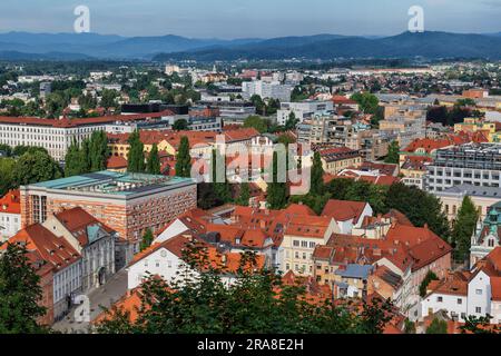 Ville de Ljubljana en Slovénie, paysage urbain avec bibliothèque nationale et universitaire sur la gauche, vue d'en haut. Banque D'Images