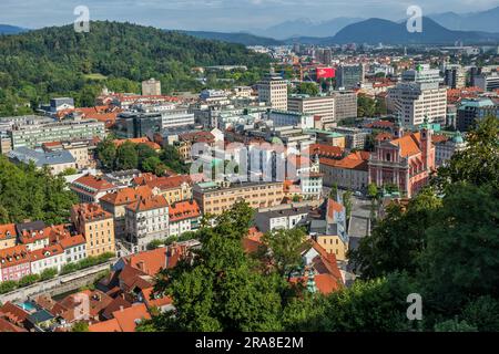 Centre-ville de Ljubljana en Slovénie, paysage urbain le long de la rivière Ljubljana jusqu'à la place Preseren avec l'église franciscaine sur la droite, vue depuis la colline du château. Banque D'Images