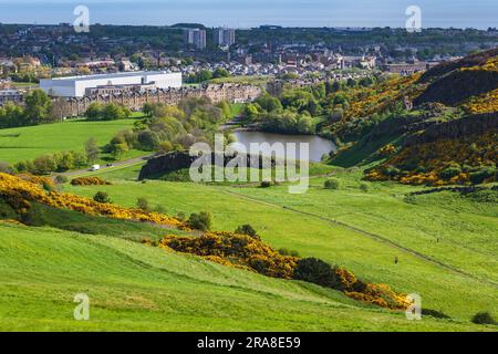 Holyrood Park paysage avec St Margaret Loch, Lothian Scottish Lowlands au printemps à Édimbourg, Écosse, Royaume-Uni. Banque D'Images