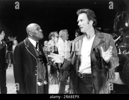 Réalisateur et Star CLINT EASTWOOD sur le terrain Candid dirigeant SCATMAM CROTHERS pendant le tournage de BRONCO BILLY 1980 réalisateur CLINT EASTWOOD scénario Dennis Hacken costume Glenn Wright second Street films / Warner Bros. Banque D'Images