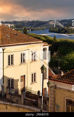 Vue sur les toits de la rivière Mondego avec Ponte Rainha Santa Isabel et Ponte Pedro e Ines, vieille ville de Coimbra, Portugal Banque D'Images