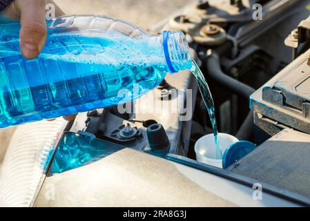 Remplissage du liquide de lave-glace d'une voiture. Banque D'Images