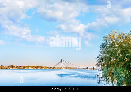 Le pont à câbles Pivonichnyi (ex-Moskovsky), construit par Heorhii Fuks, sous un ciel nuageux, à Kiev, en Ukraine Banque D'Images